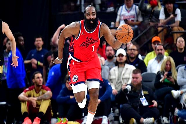 开云体育最新网址-哈登在快船比赛中反败为胜，战术调整引发热议！-开云体育最新网址