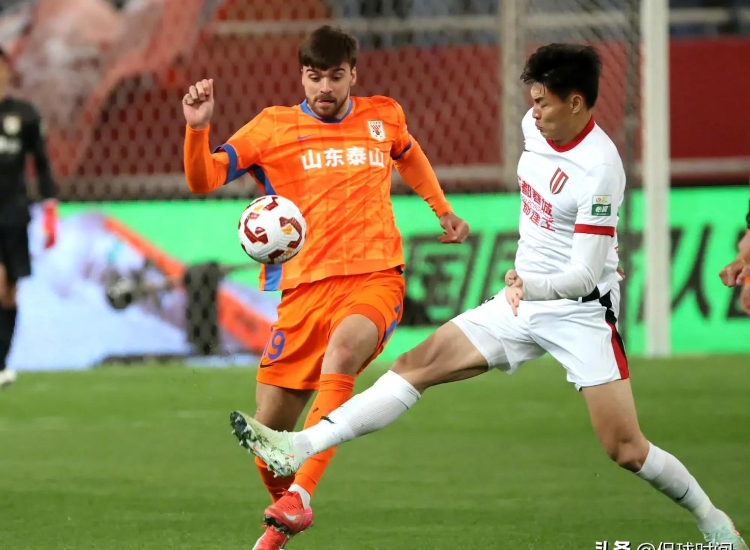 今晨山东泰山篮板制胜：欧联节点到来，话题不断，临场指挥获称赞